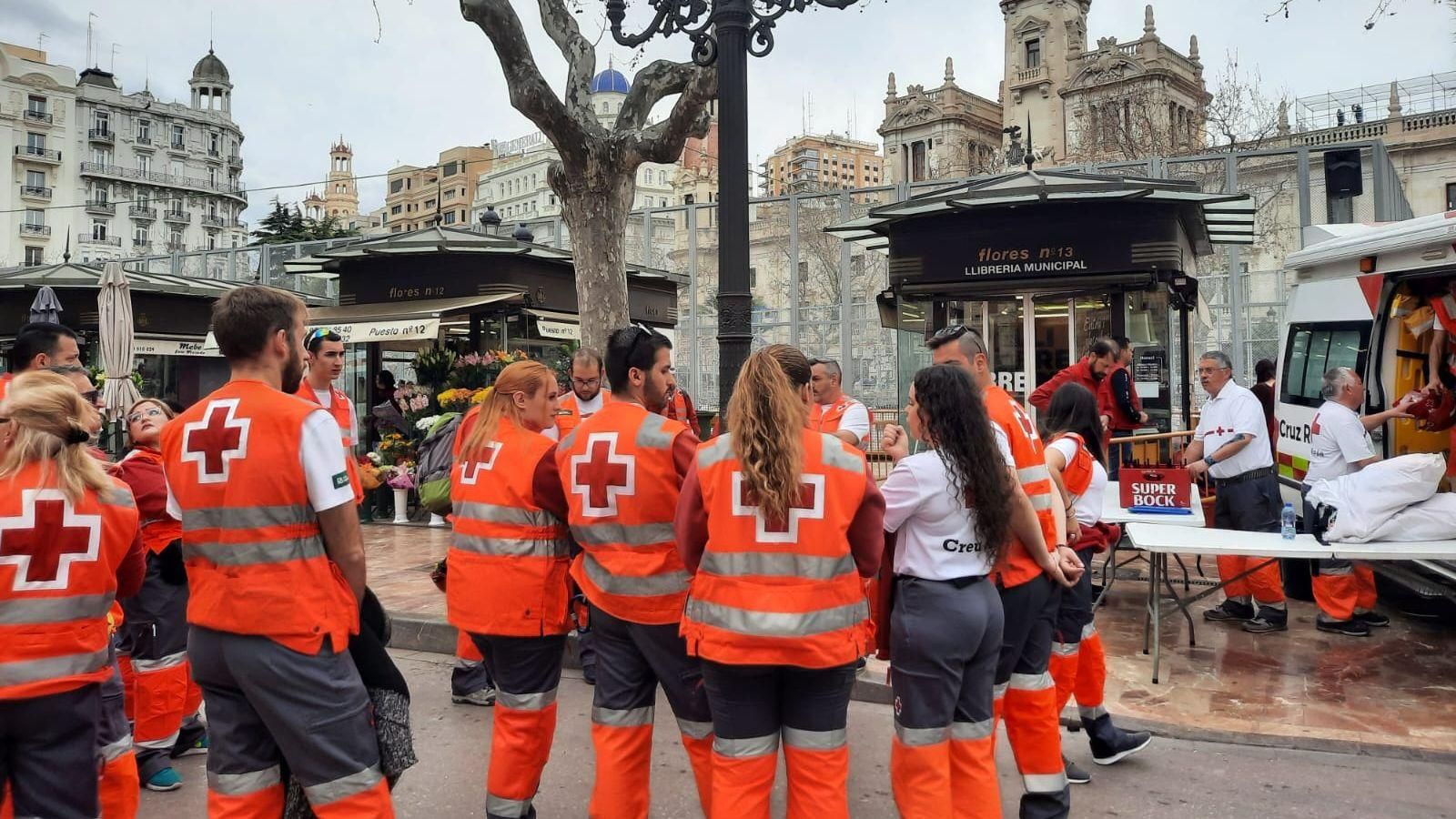 Equip de Creu Roja a la plaça de l'Ajuntament de València Equip de Creu Roja a la plaça de l'Ajuntament de València