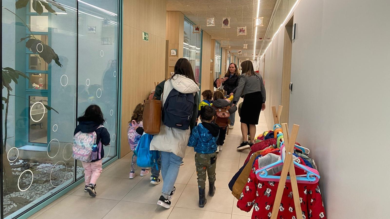 Xiquets i xiquetes tornen a les classes després d'un mes