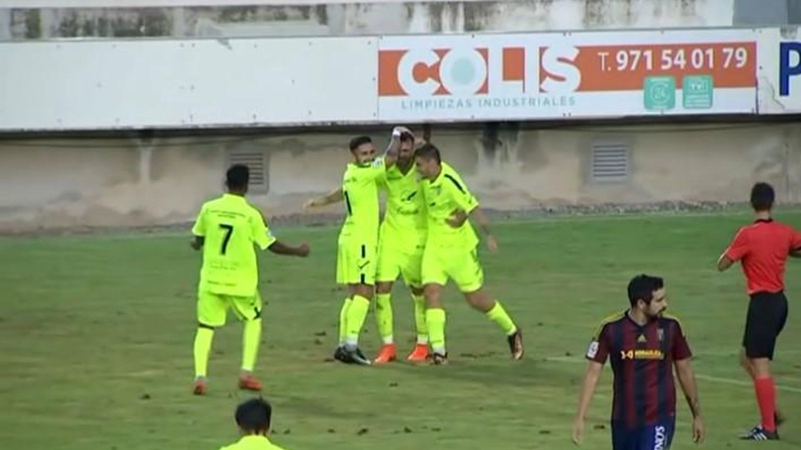 Jugadors de l'Ontinyent celebren un dels gols