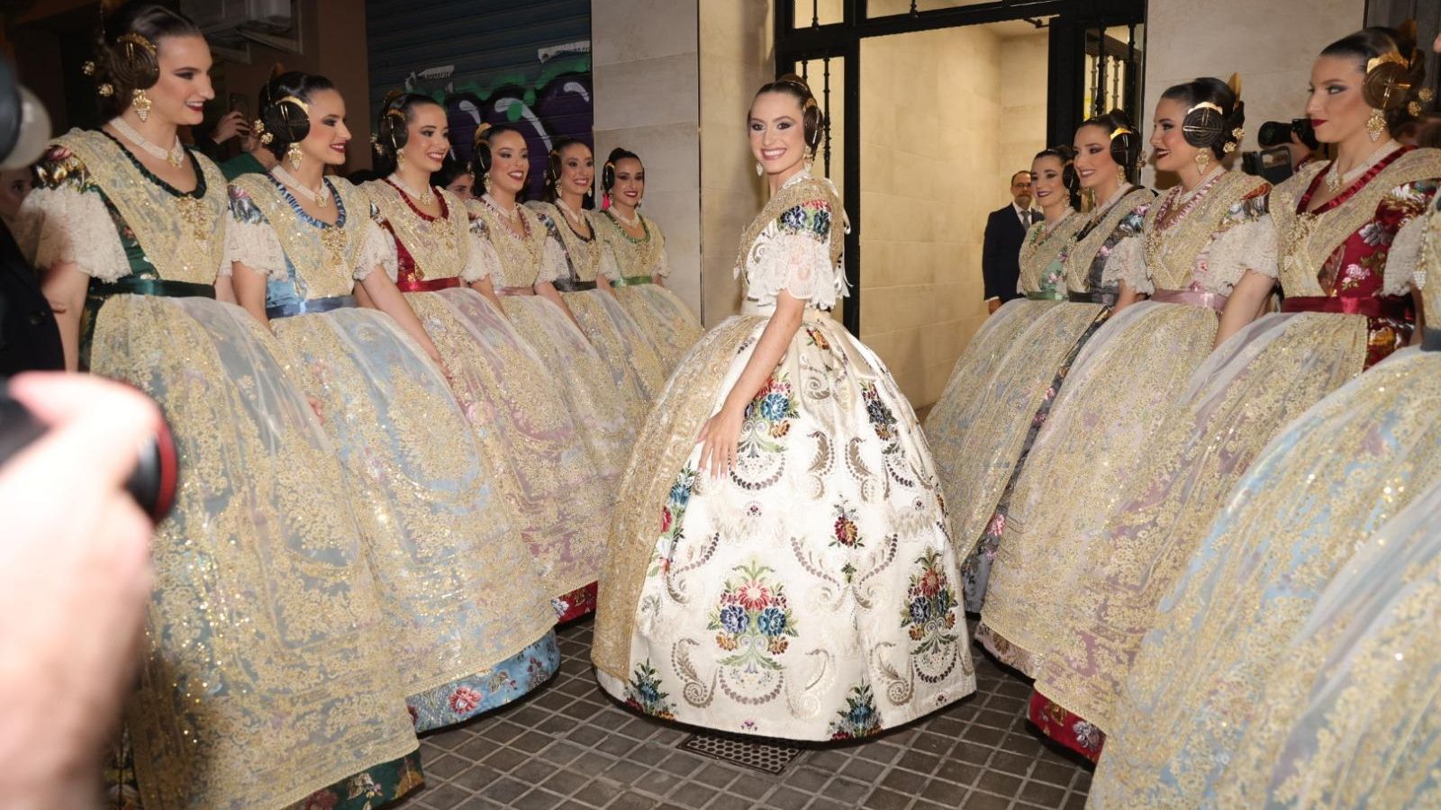 La fallera major de València, Maria Estela Arlandis, ha escollit el color blanc mareperla per al seu espolí