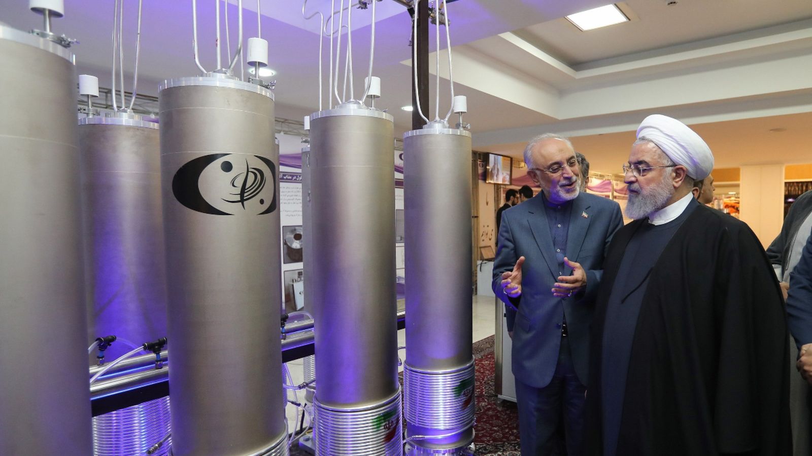 El presidente iraní, Hasán Rohaní, durant la seua visita a l'organització de tecnologia nuclear Ali Akbar Salehila