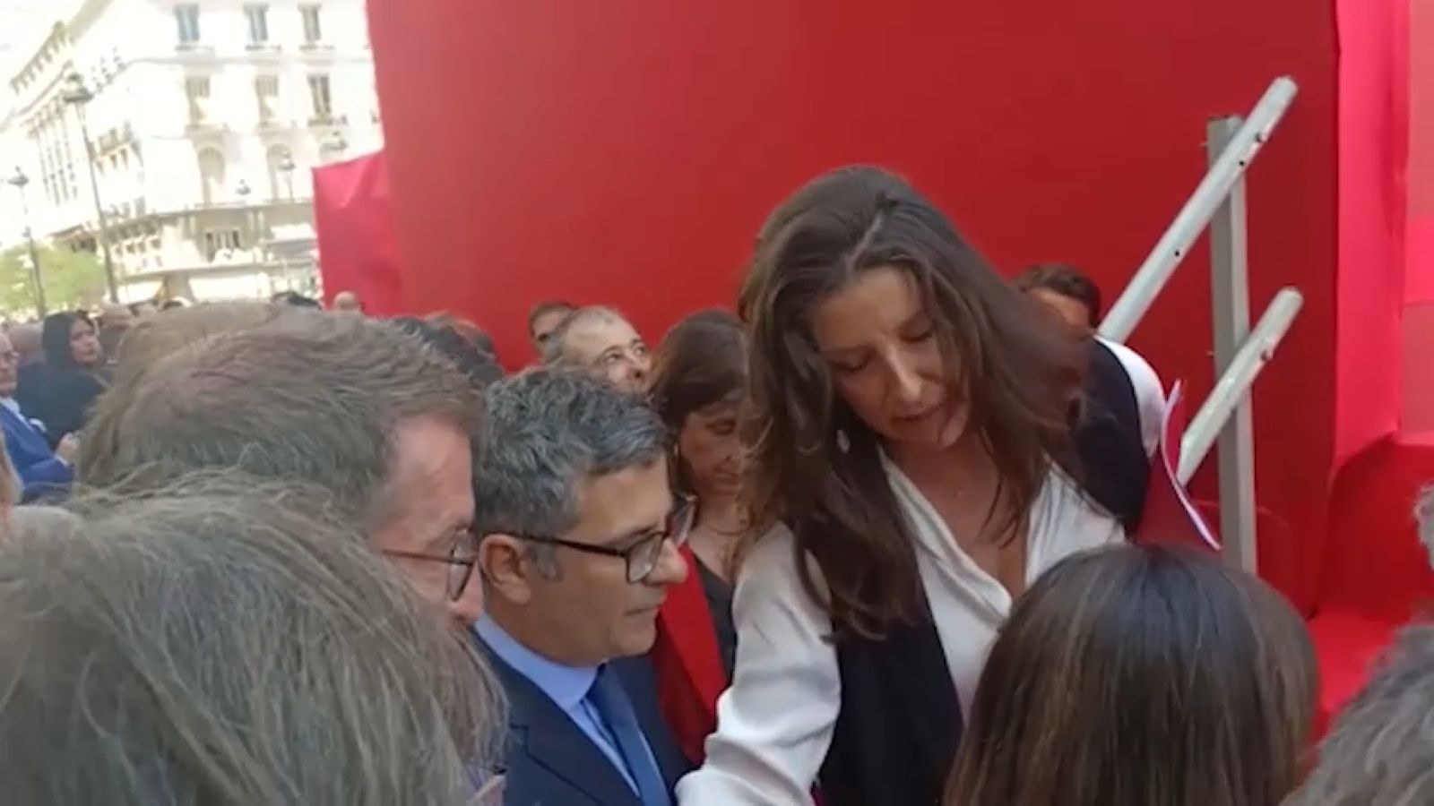 Moment de tensió del ministre Bolaños amb la responsable de protocol d'Ayuso