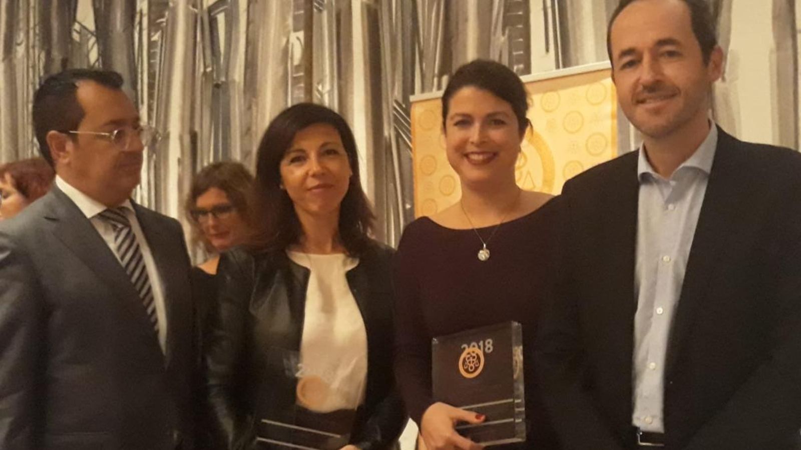 Les guardonades, Xelo Gimeno i Kristin Suleng (al centre i d'esquerra a dreta), en l'acte de lliurament del premis