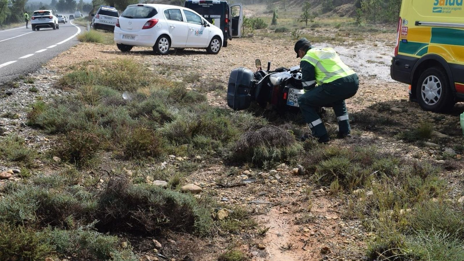 Un agent revisa una moto accidentada, en arxiu