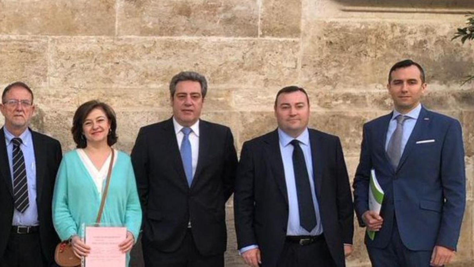 David Muñoz (segon per la dreta) amb altres diputats de Vox a les Corts