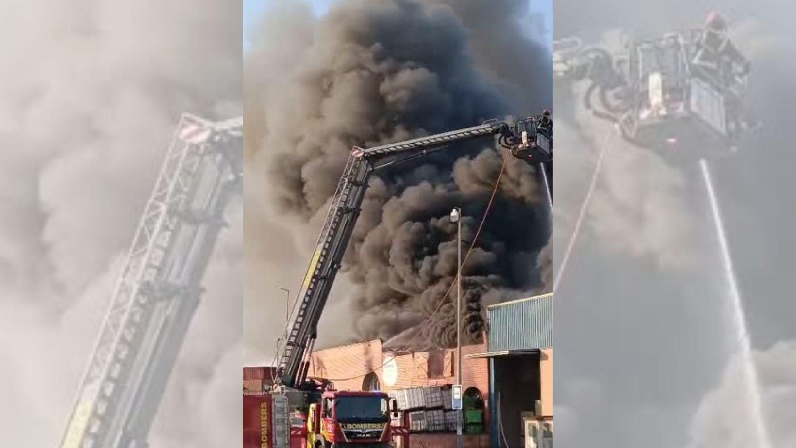 Incendi d'una nau indistrial a Vinaròs