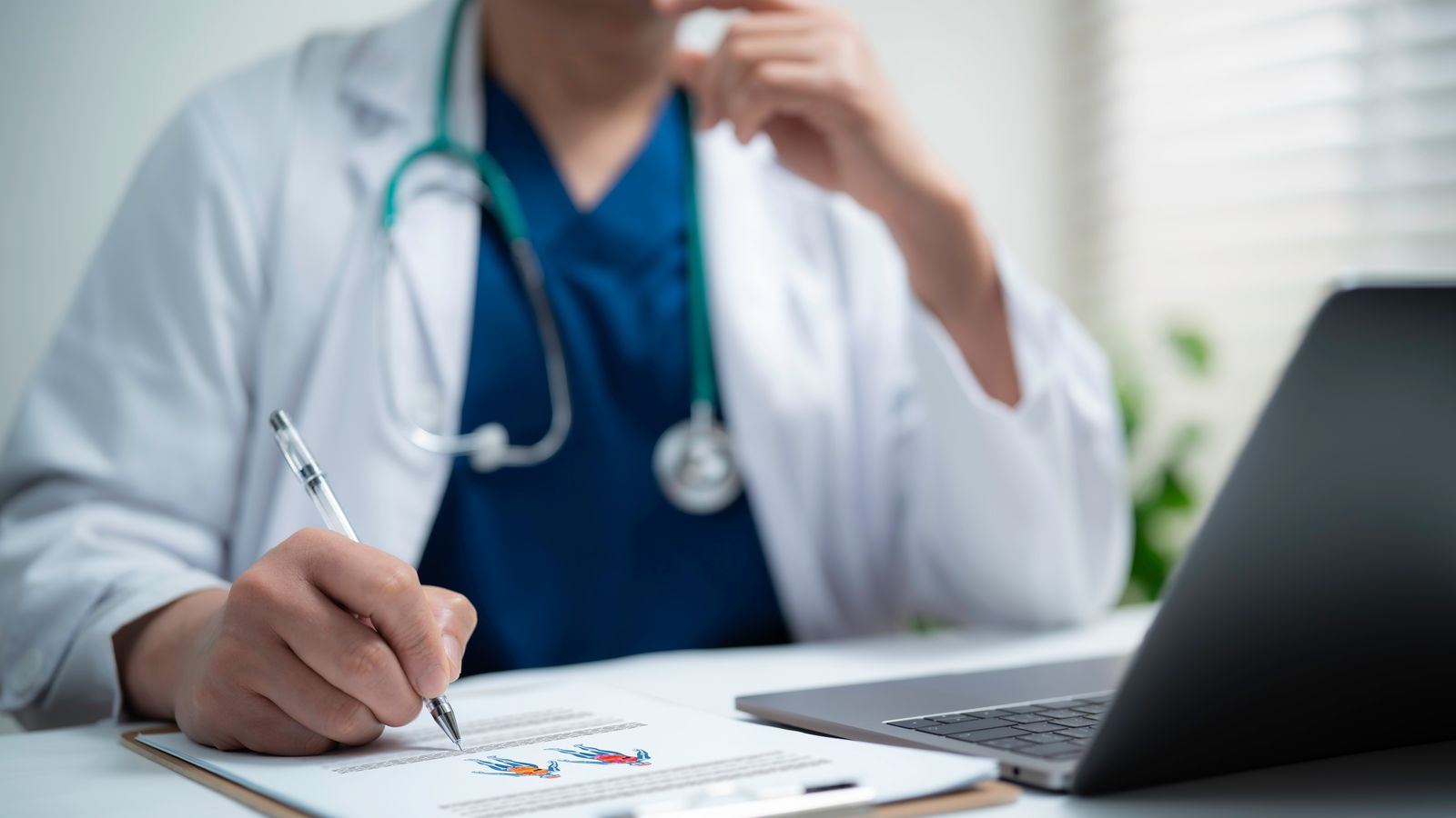 Imatge d'arxiu d'un metge en la seua consulta