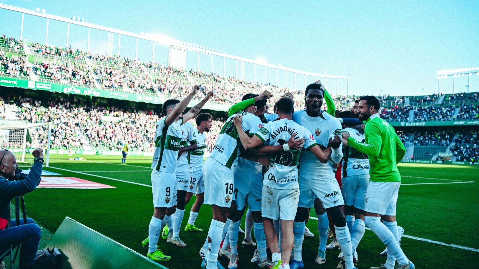 Els jugadors de l'Elx celebren un dels gols