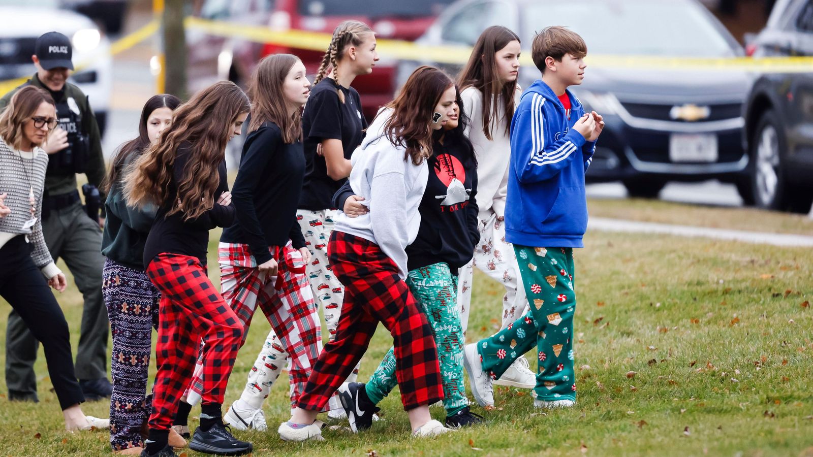 Un agent acompanya a estudiants de l'escola cristiana Abundant Life després del tiroteig, en Madison, Wisconsin, els EUA