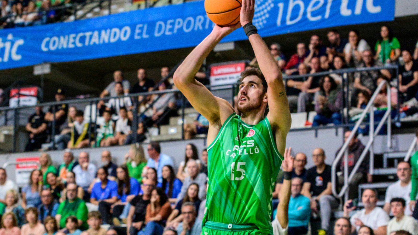 Una acció del partit al pavelló Ciutat de Castelló