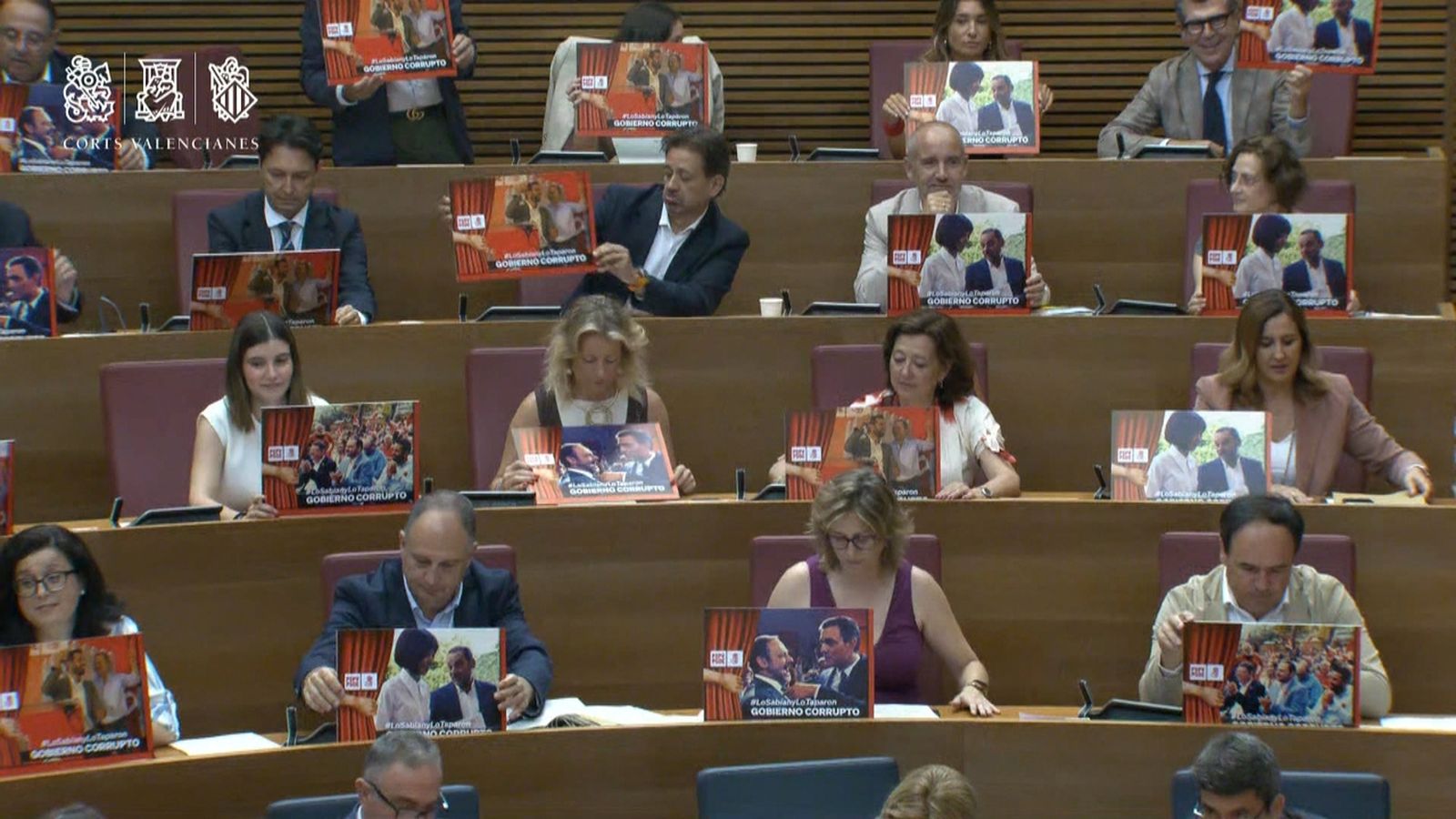 La bancada popular exhibix imatges de l'exministre José Luis Ábalos, investigat en el cas Koldo, amb dirigents del PSPV