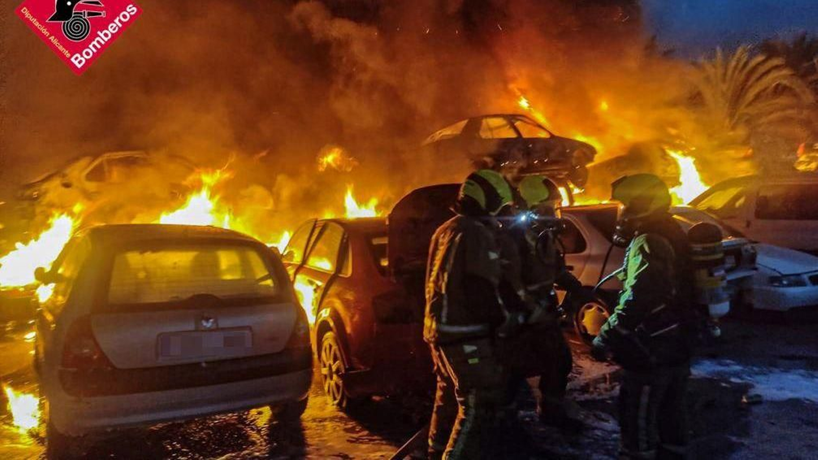 Intervenció dels bombers a l'incendi de Catral