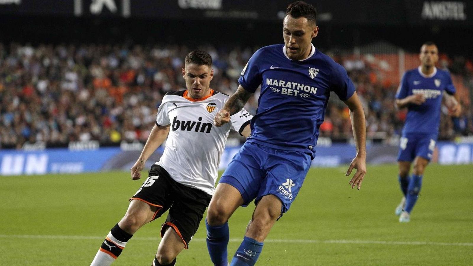 Pugna pel baló entre Manu Vallejo i Ocampos