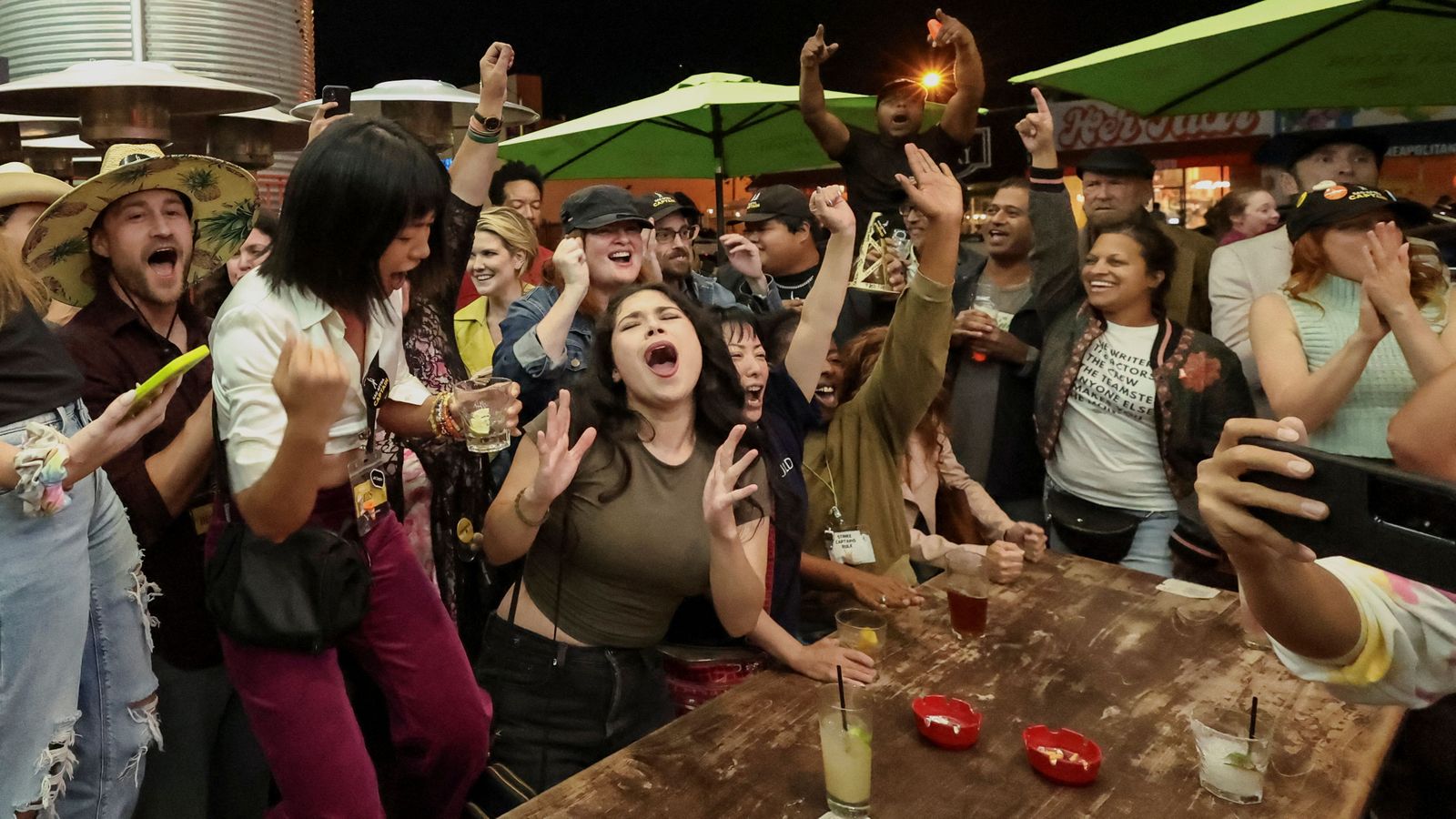 Els actors nordamericans celebren l’anunci d’un principi d’acord del nou conveni, que posa fi a la vaga