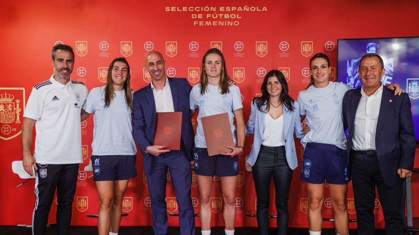 El president de la RFEF i les capitanes de la selecció espanyola han firmat l'acord de primes i drets d'imatge per als pròxims anys