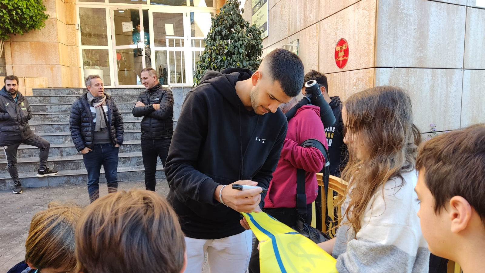 Rulli s'ha acomiadat de l'afició que ha assistit a l'entrenament a porta oberta al Mini Estadi