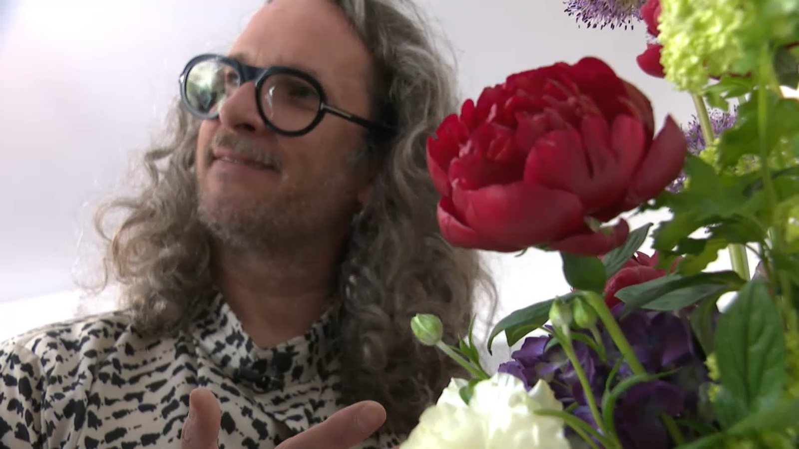 Abraham Sebastian, el dissenyador que converteix en flors vivents els vestits