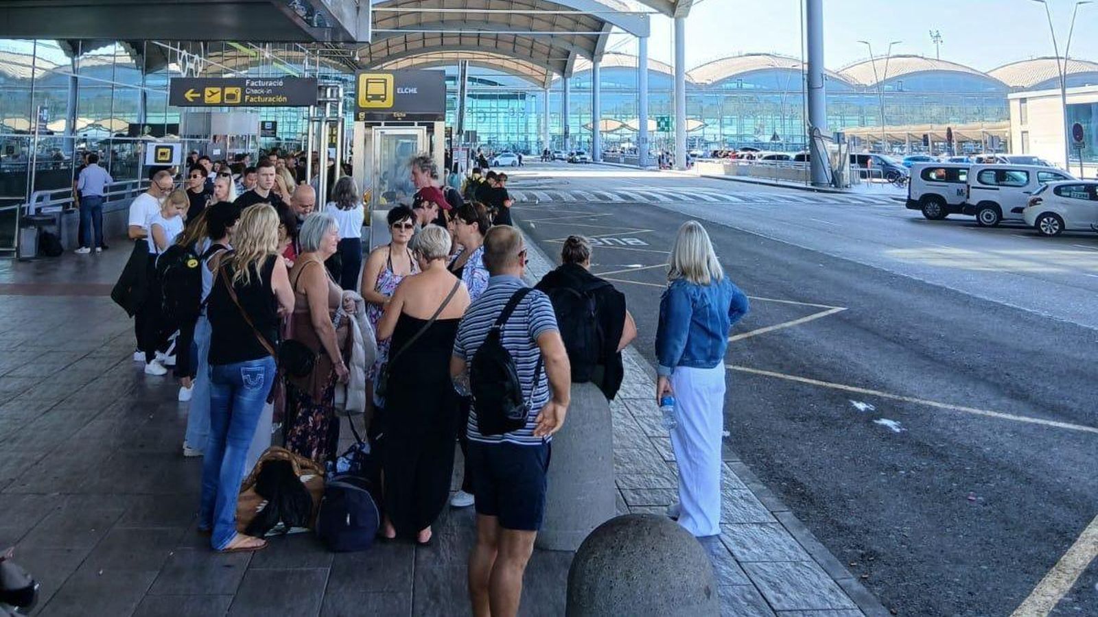 Llargues cues per la segona jornada de vaga dels autobusos interurbans de l’àrea metropolitana d’Alacant