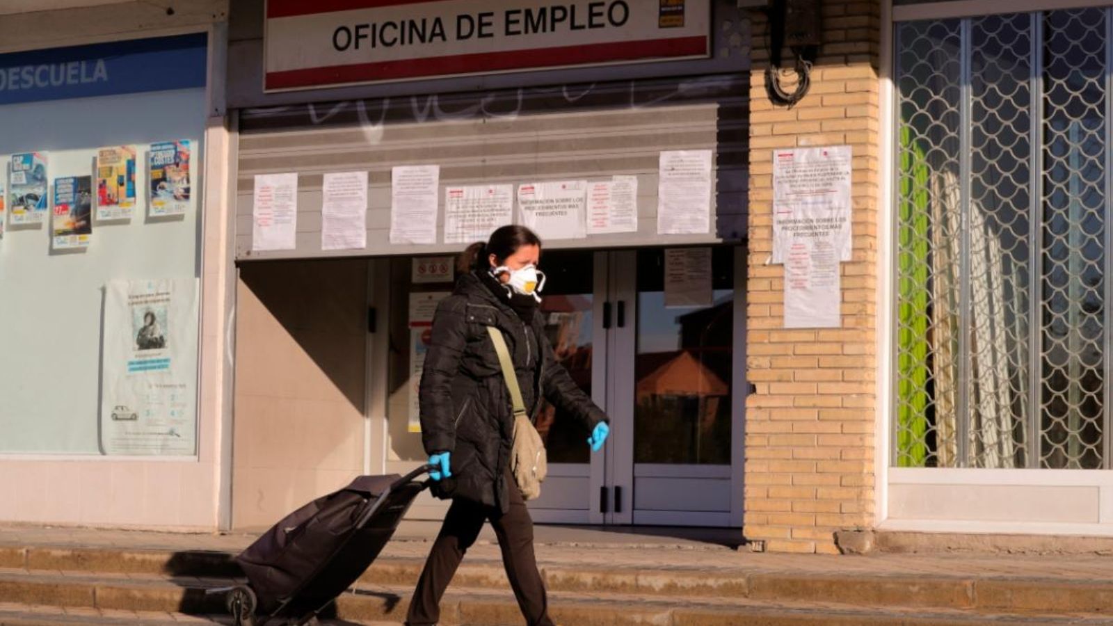 Una dona passa davant una oficina d'ocupació aquest dijous a Madrid