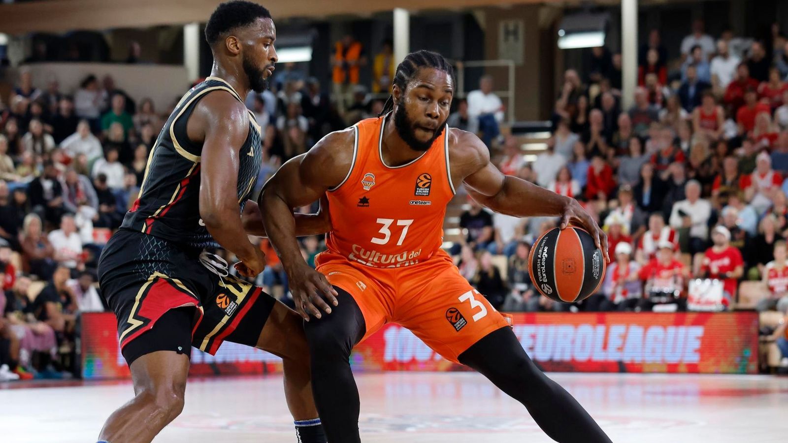 Ojeleye, en una acció del duel