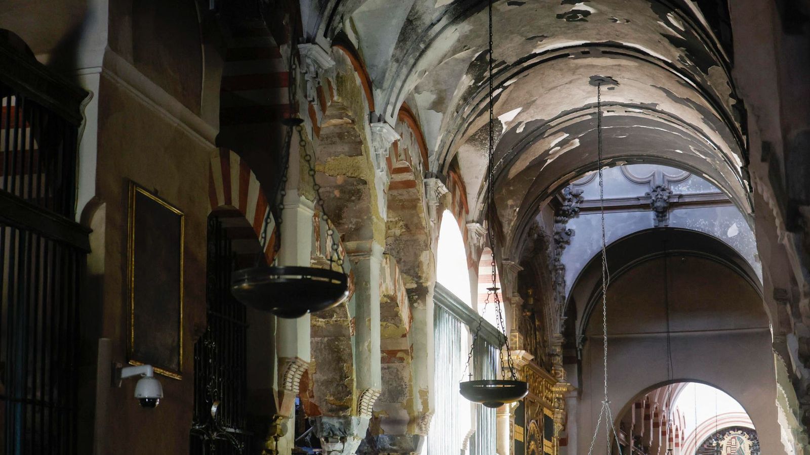 L'interior d'una de les capilles incendiades