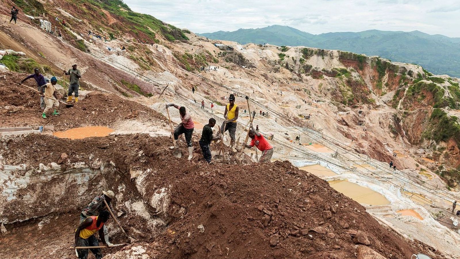 Treballadors en una mina de coltan de Rubaya, controlada pels rebels del M23, en l'est de la República Democràtica del Congo