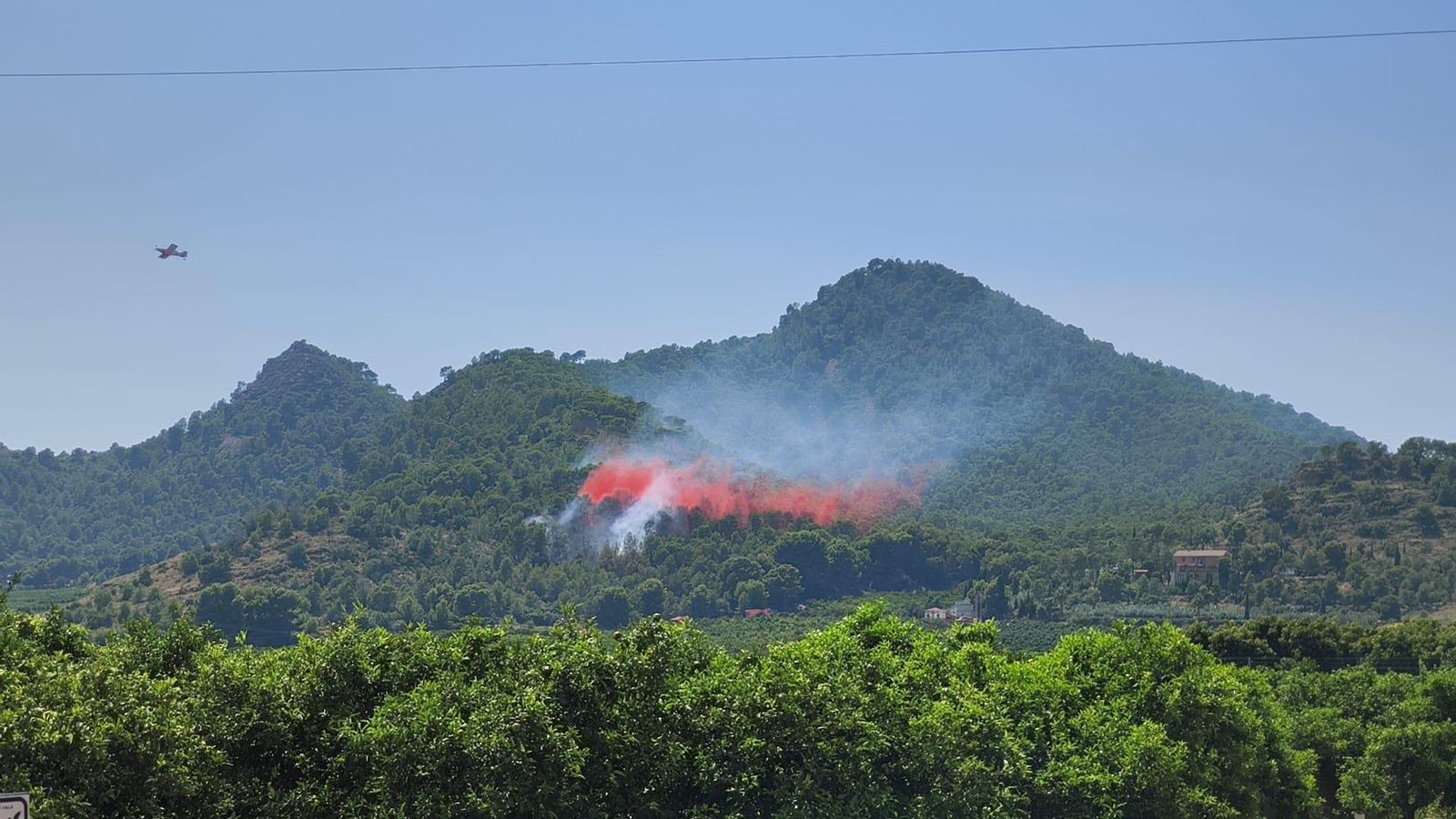 Columna de fum i flames de l'incendi declarat a Quart de les Valls