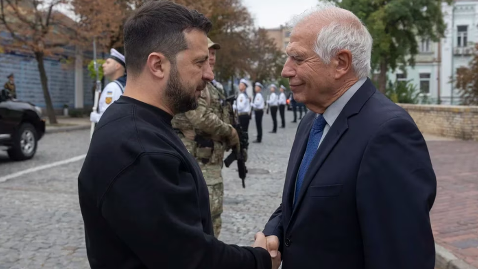 Borrell al costat de Zelenski en la cerimònia en honor dels caiguts en la guerra, a Kíiv