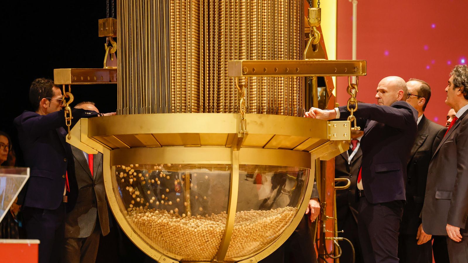 Treballadors de Loteries i Apostes de l'Estat preparen un dels bombos, este dilluns