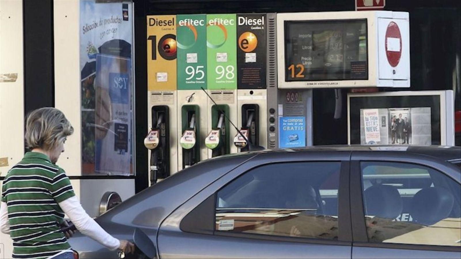 Una dona posa carburant al seu vehicle