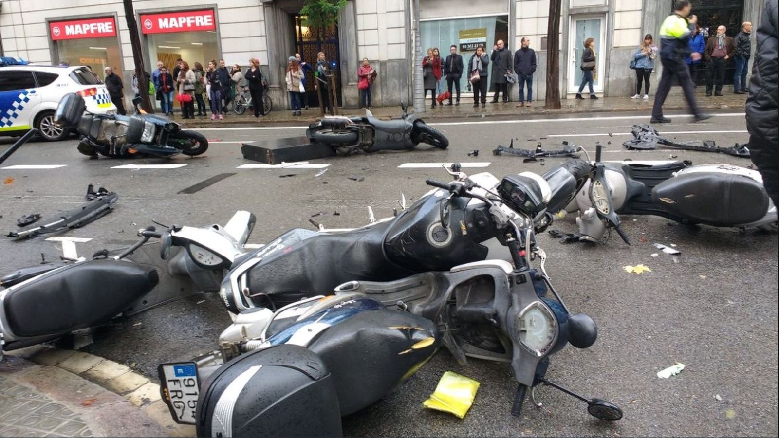 El conductor s'ha endut motocicletes aparcades a la vorera