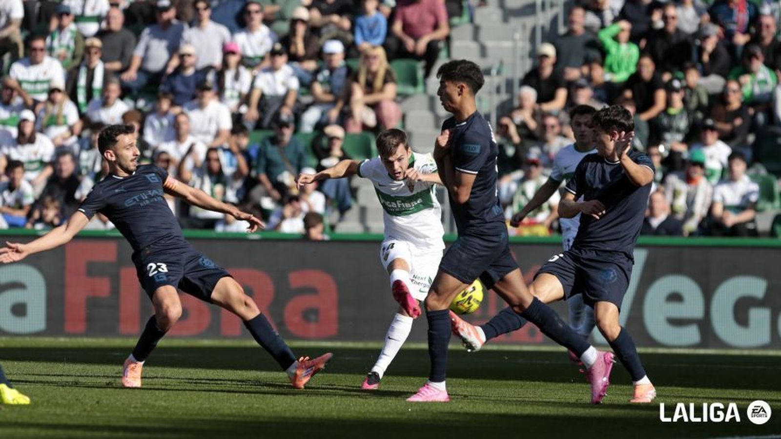 Aleix Febas, en una acció del partit de la primera volta