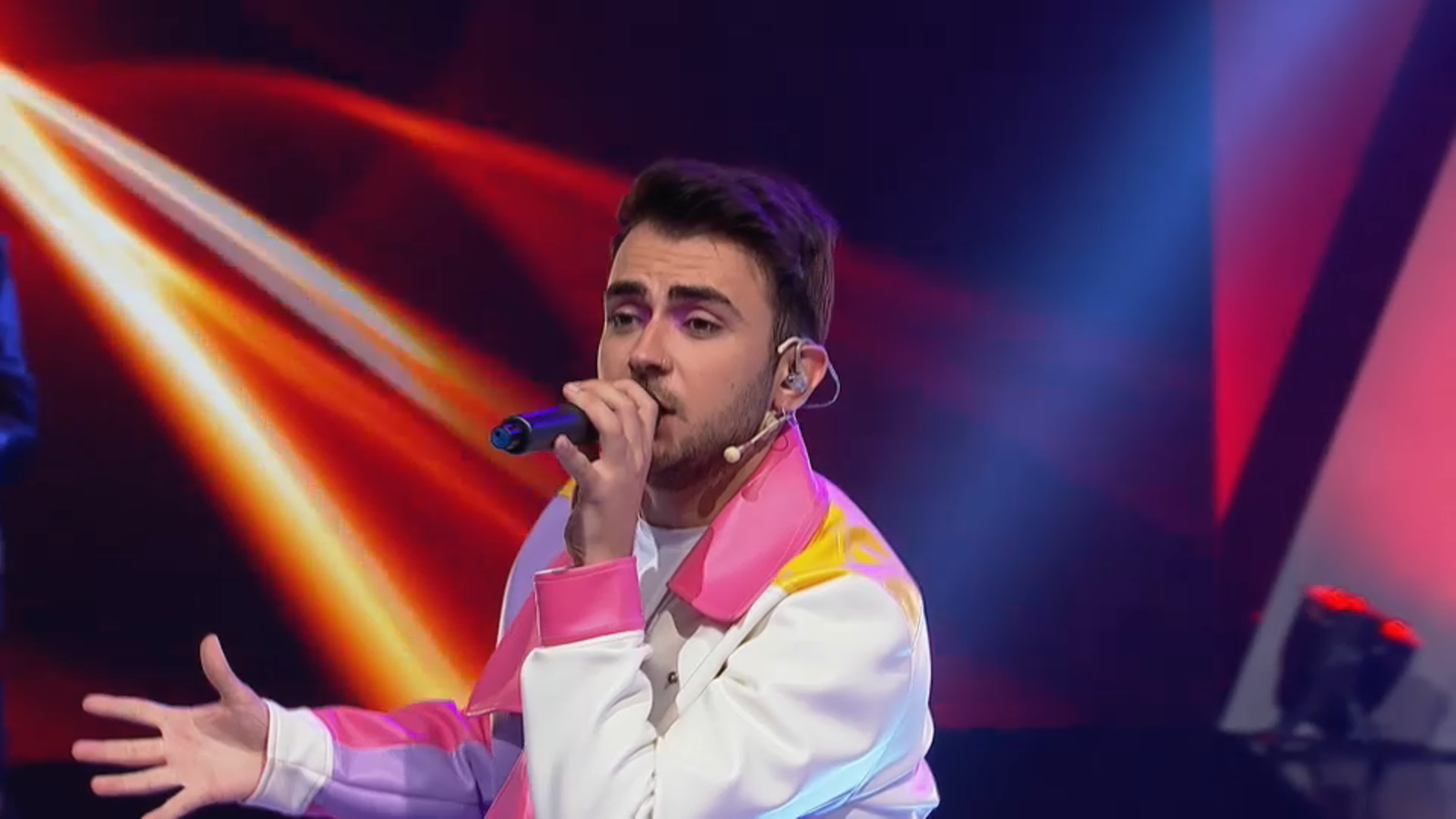 Mayo versiona Queen i el seu 'Crazy little thing called love'