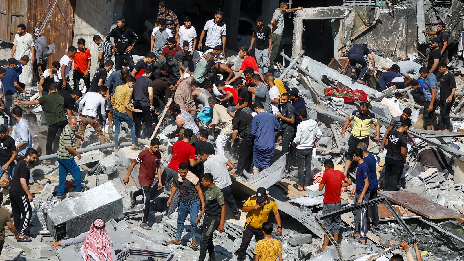 Palestins després d'un bombardeig israelià sobre la ciutat de Rafah, al sud de la Franja de Gaza