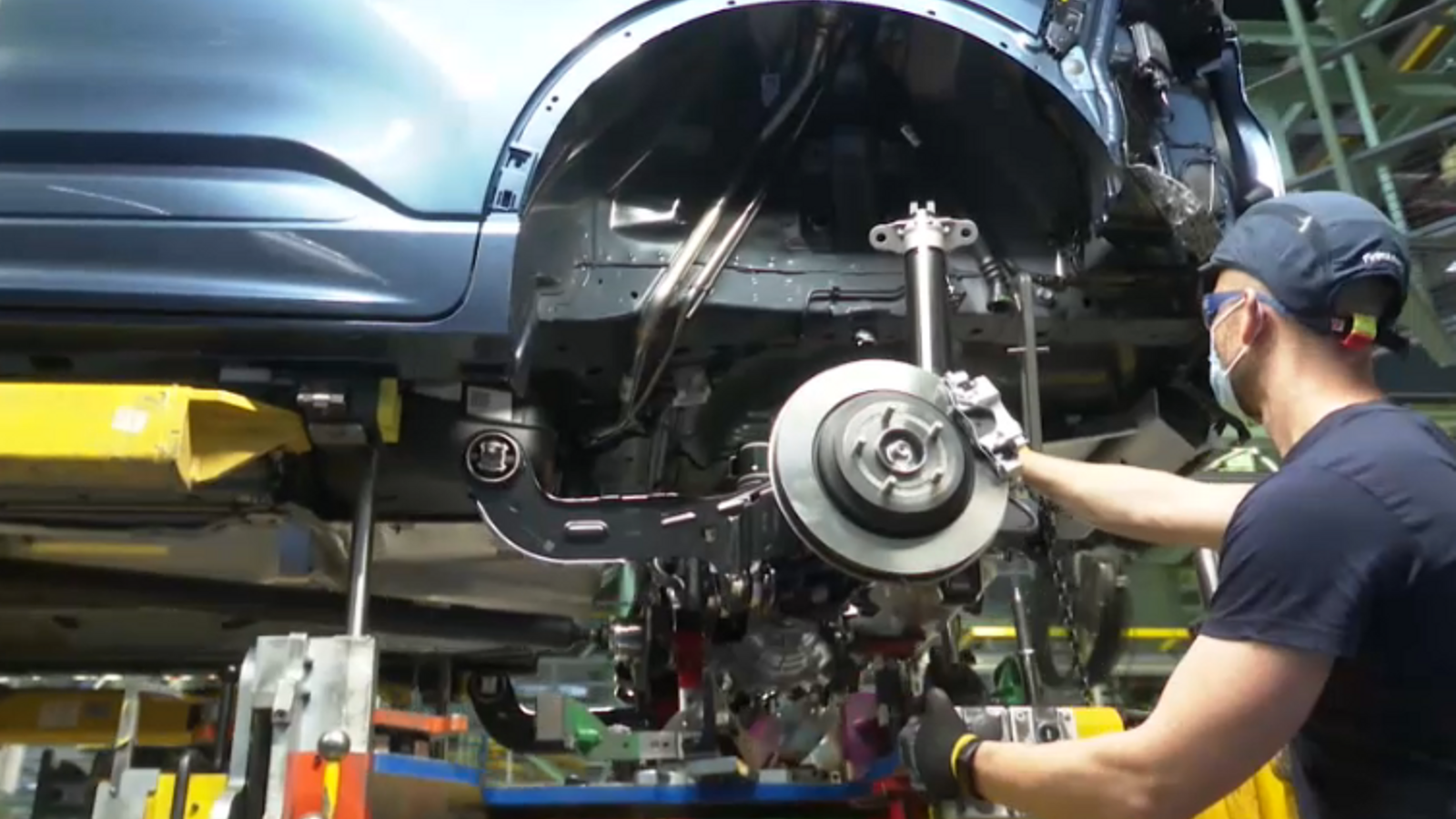 Un treballador de Ford a la planta d'Almussafes