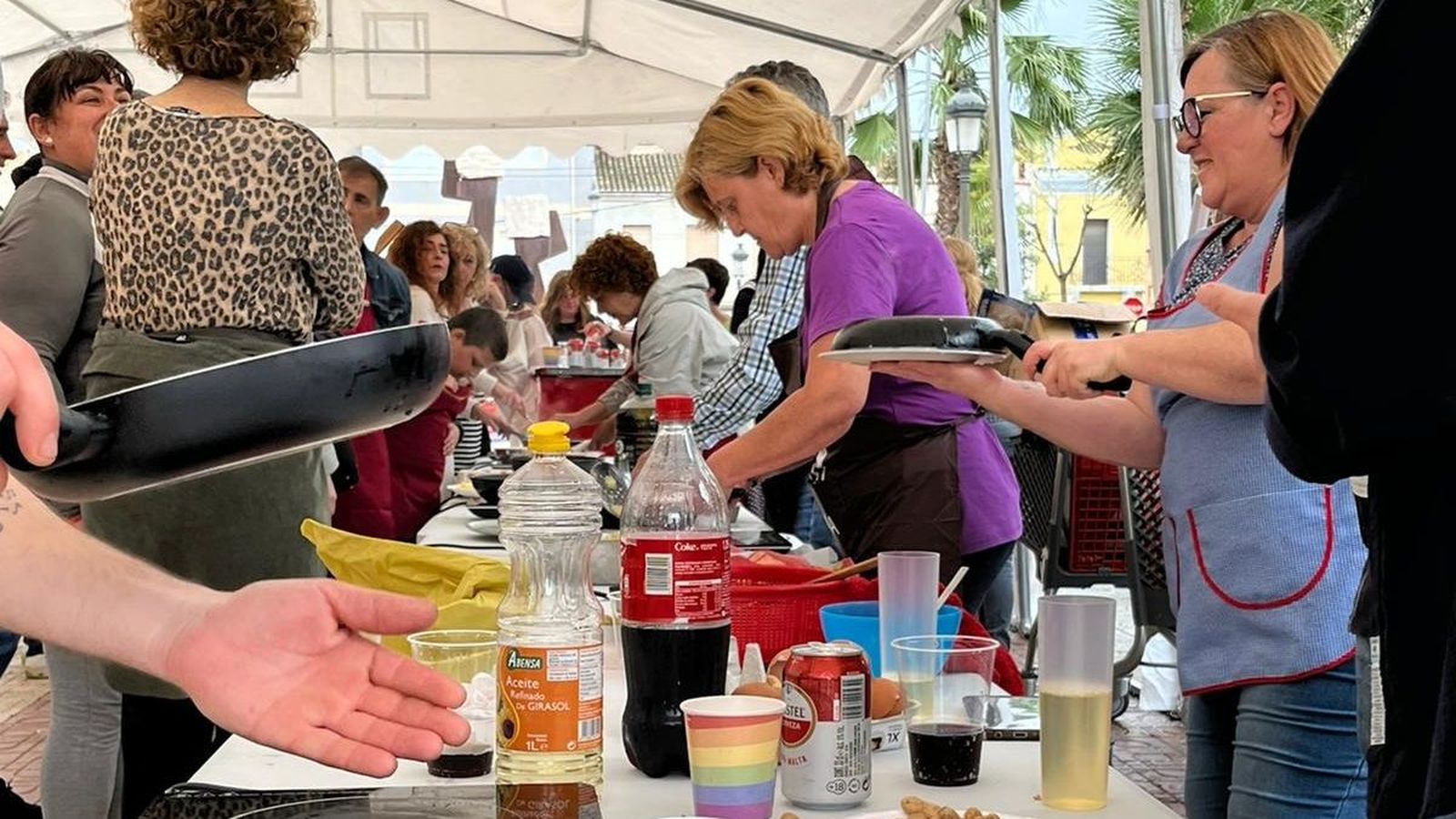 Diverses persones competeixen per cuinar la millor truita a Catadau