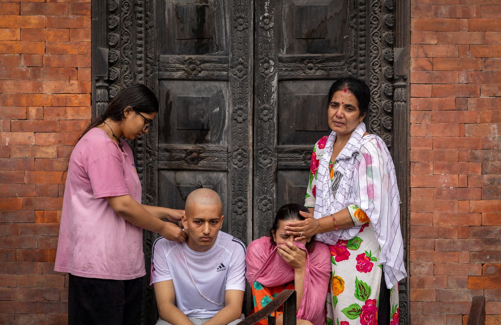 Milers de famílies encara busquen els seus éssers estimats al Nepal