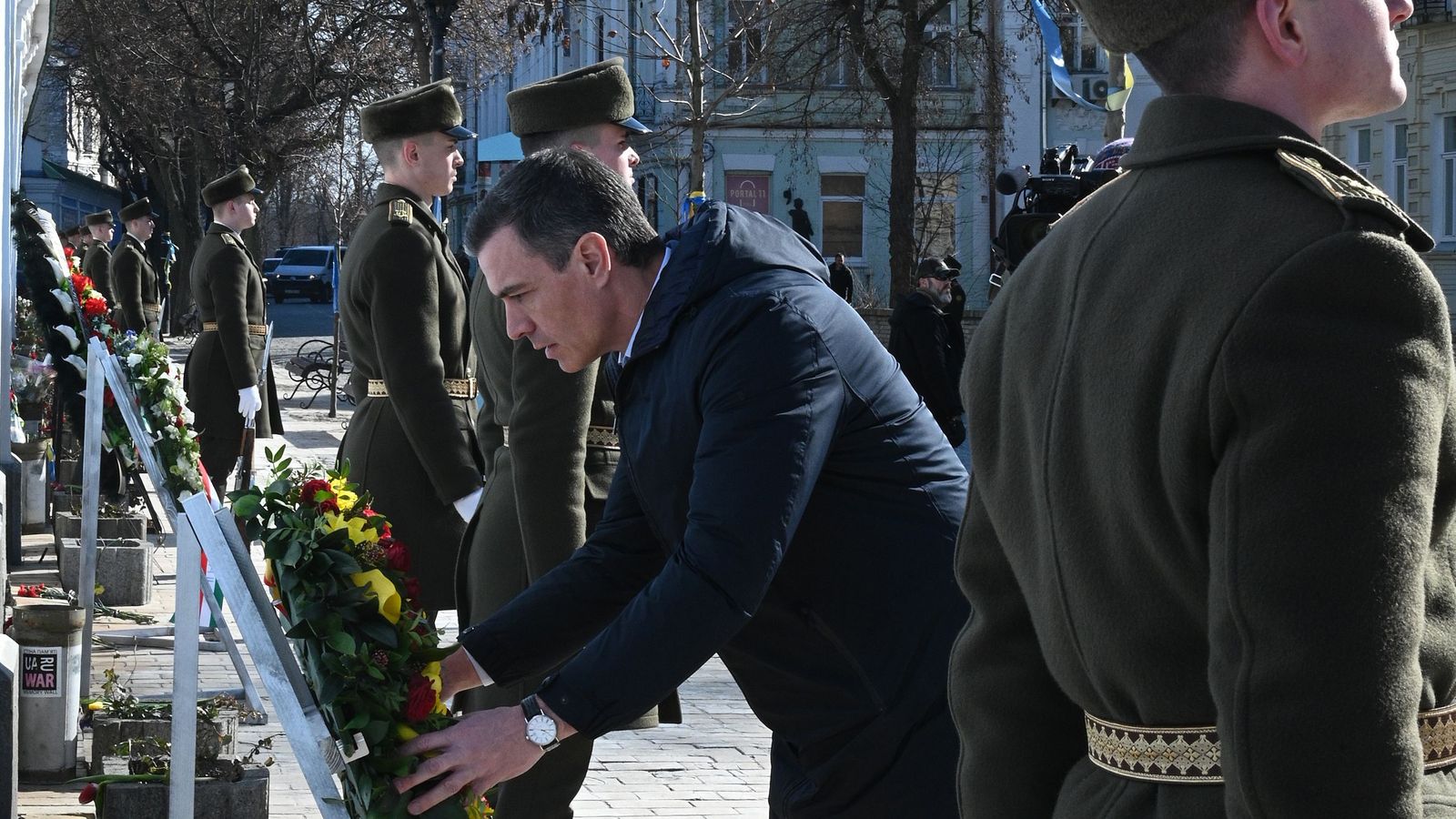 Sánchez realitza una ofrena floral als caiguts en la guerra durant la visita al barri d'Irpin, a Butxa, prop de Kíiv, Ucraïna