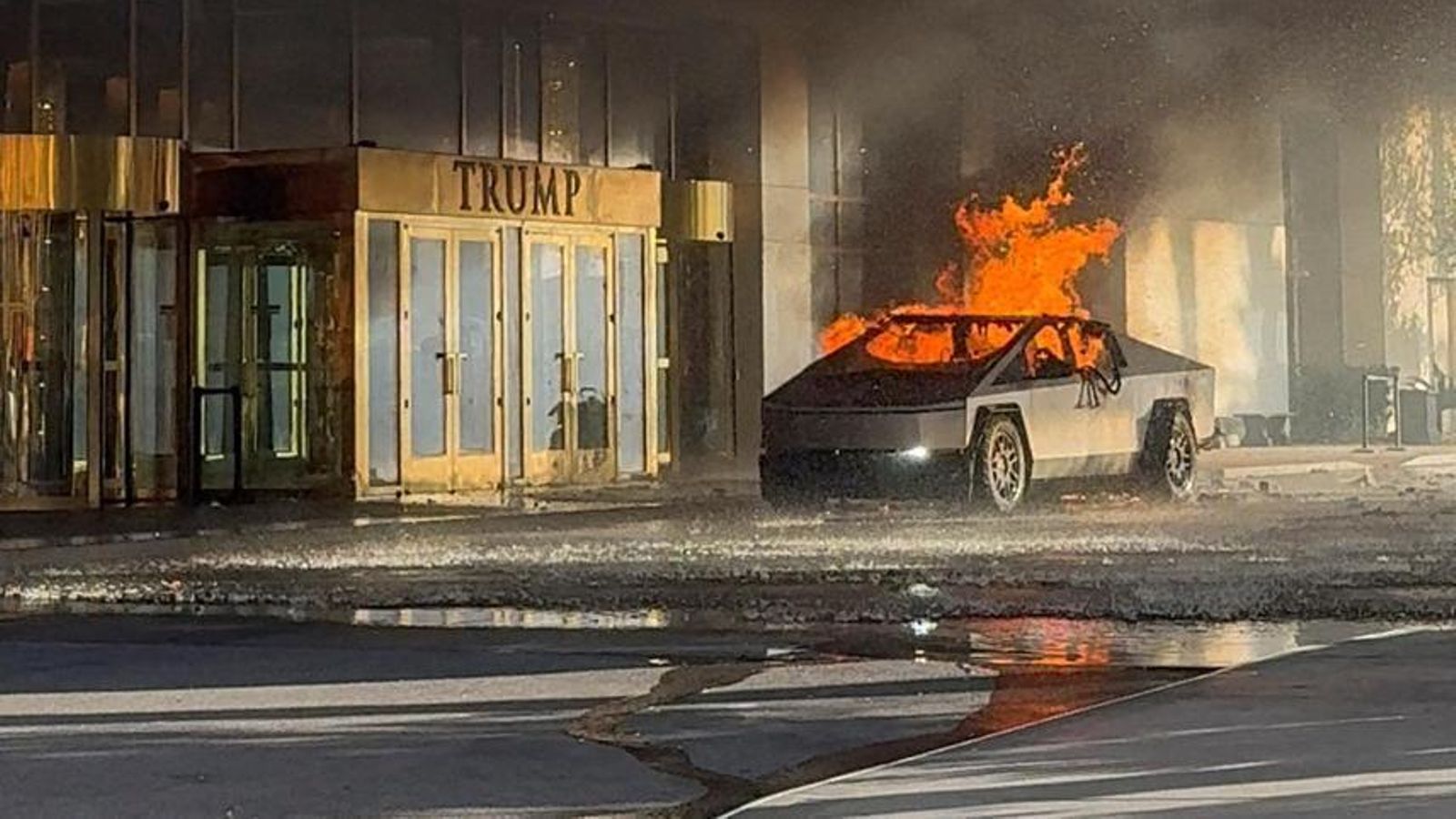 Explosió d'un Cybertruck de Tesla enfront d'un hotel de Trump a Las Vegas Explosió d'un Cybertruck de Tesla enfront d'un hotel de Trump a Las Vegas