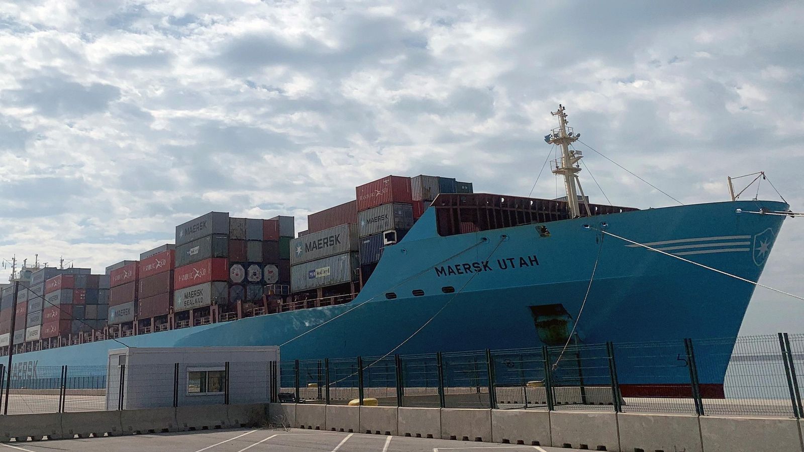 Un dels vaixells confinats al port de València