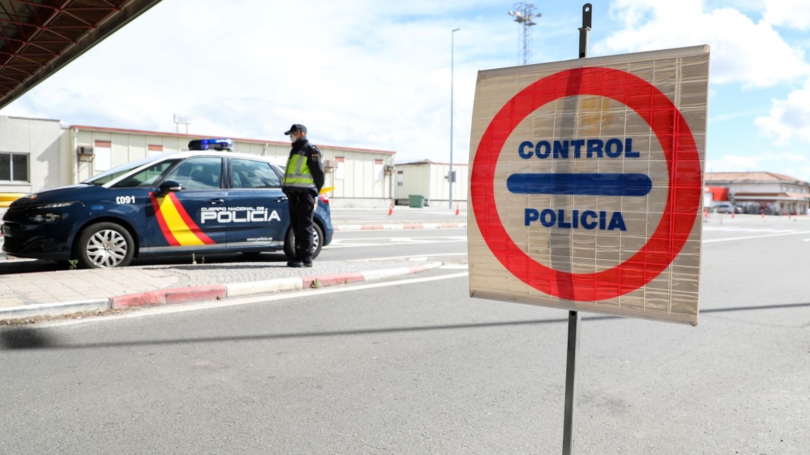 Agents de la Policia Nacional fan controls al lloc fronterer amb Portugal