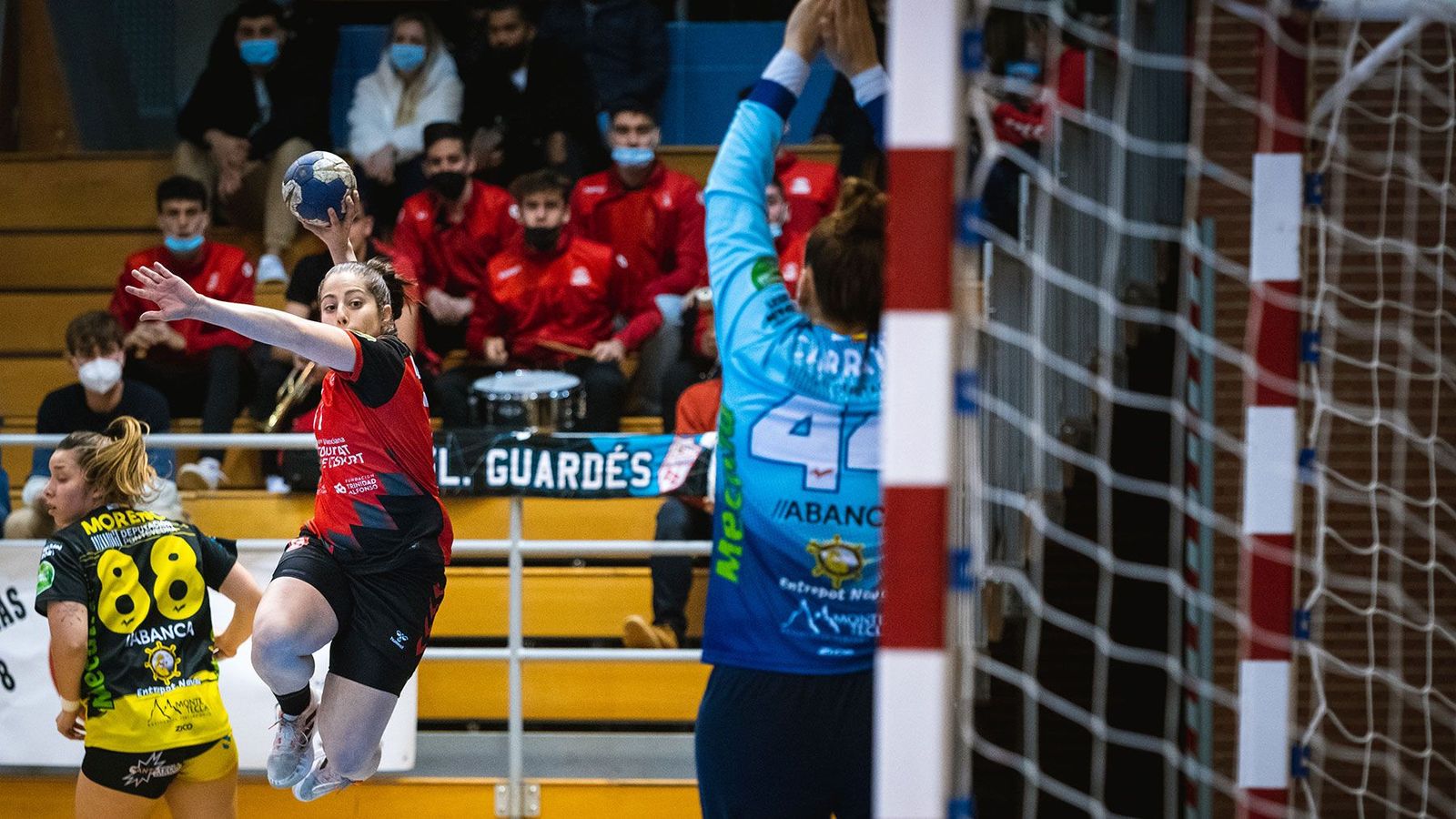 Una jugadora del Morvedre fa un llaçament a porteria