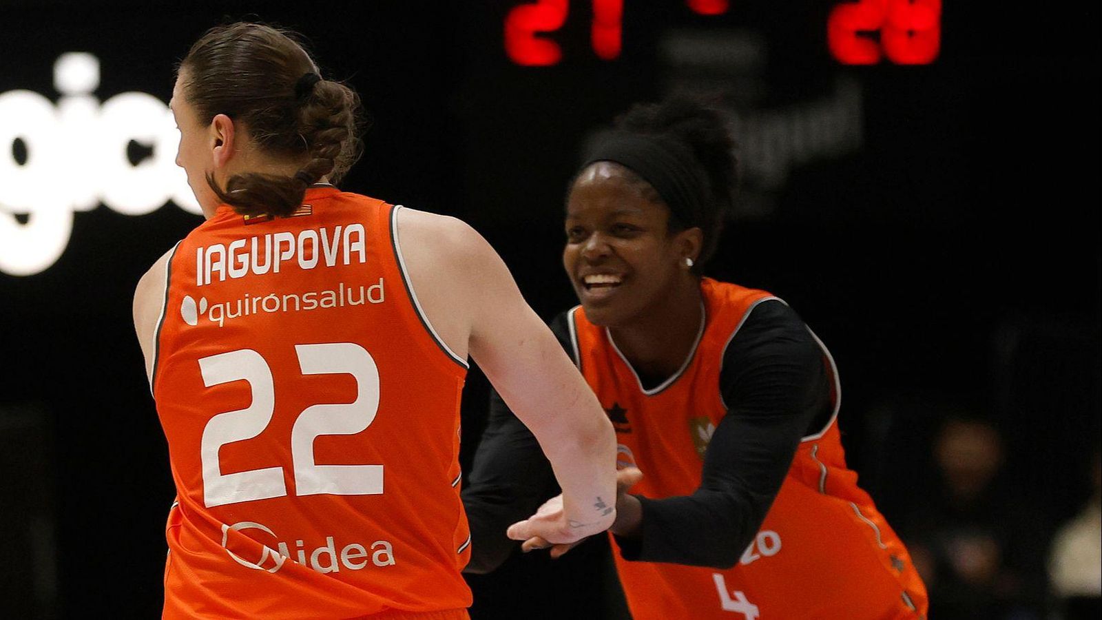 Iagupova i Fingall celebren una acció