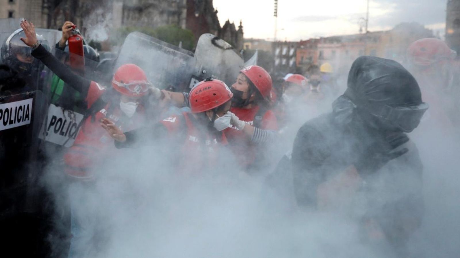 Moment dels enfrontaments entre algunes manifestants i antidisturbis durant la protesta del 25N a Ciutat de Mèxic