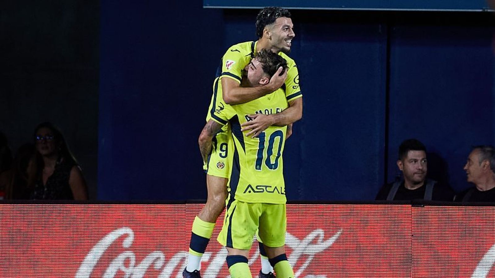 Mikautadze i Moleiro celebren un gol
