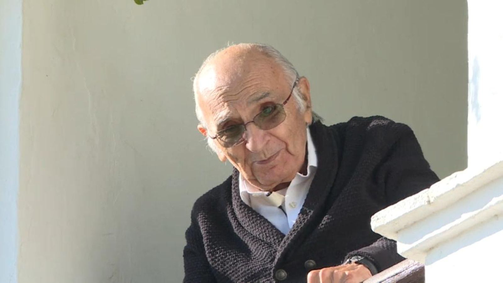 L'escriptor Francisco Brines, a sa casa d'Oliva, durant la celebració del Premi Cervantes el mes de novembre passat