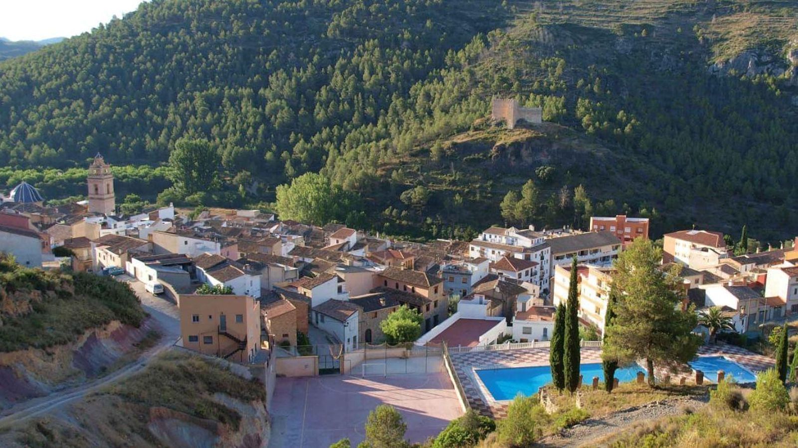 A la plaça Major de Gaibiel, a l'Alt Palància, s'ubica la font que ha inspirat la fonteta de 'L'Alqueria Blanca'