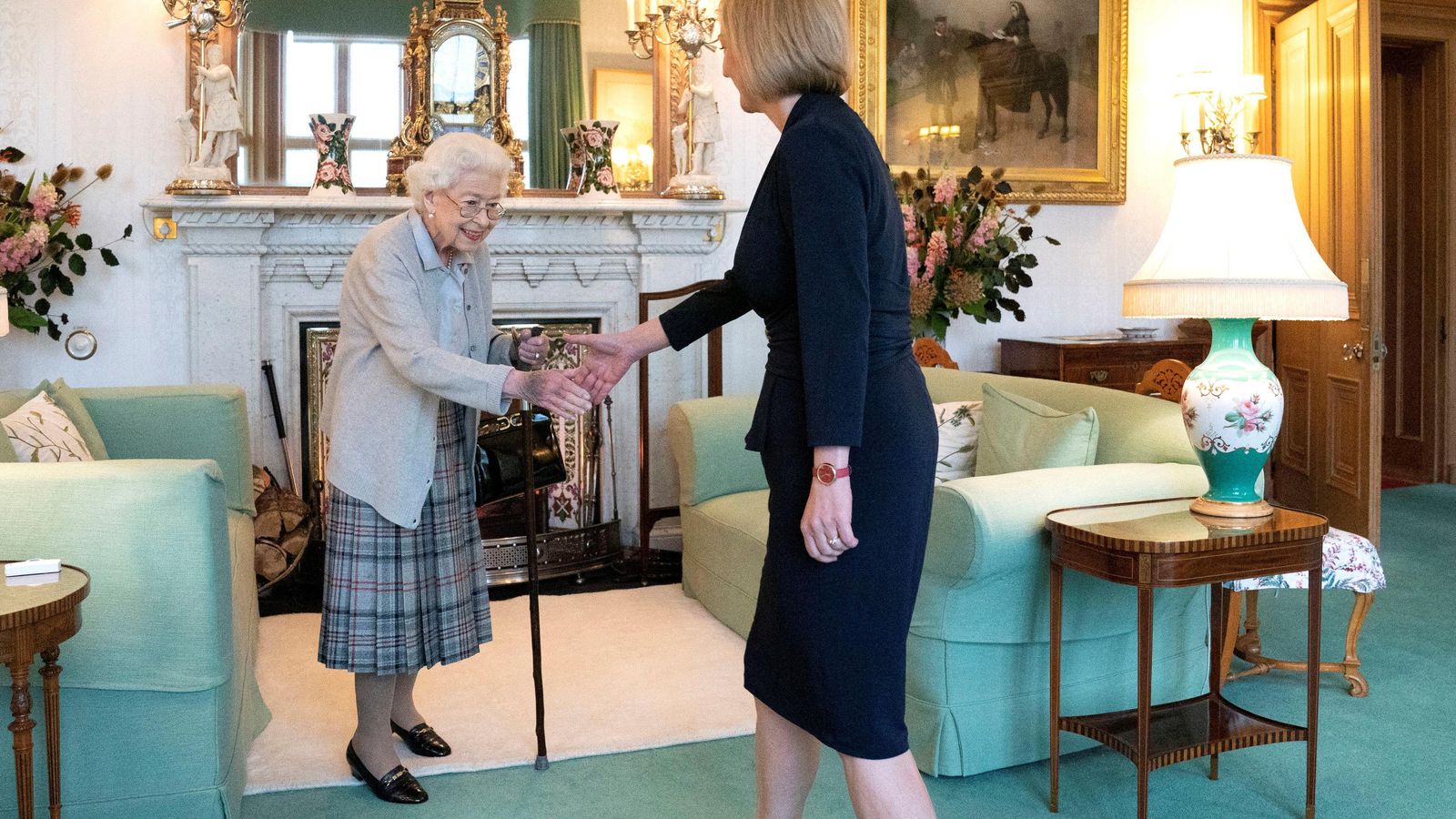 Liv Truss amb la reina Isabel II d'Anglaterra al castell de Balmoral