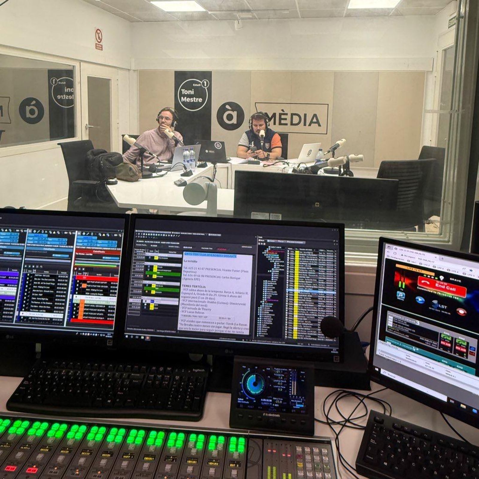 Els periodistes i tècnics fan relleus continuament per a mantindre el ritme del carrusel