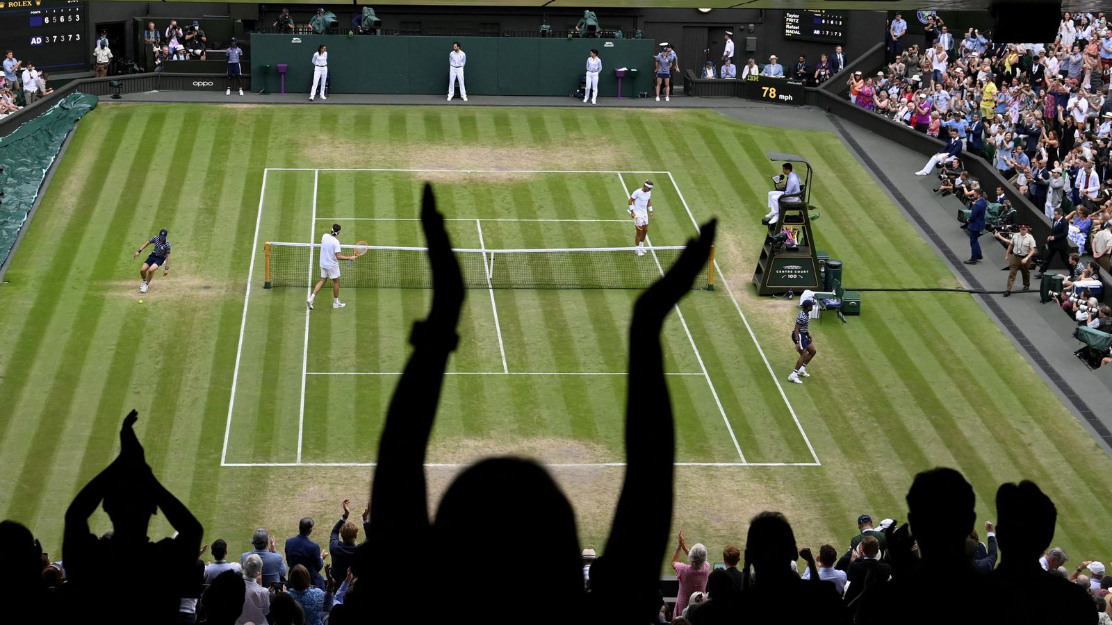 L'afició de la pista central de Wimbledon aplaudeix un punt del partit L'afició de la pista central de Wimbledon aplaudeix un punt del partit